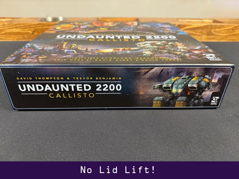 Peut inclure: Bo&icirc;te de jeu de soci&eacute;t&eacute; intitul&eacute;e "Undaunted 2200 Callisto" avec une illustration futuriste. La bo&icirc;te pr&eacute;sente les noms de David Thompson et Trevor Benjamin. L'illustration de la bo&icirc;te repr&eacute;sente un v&eacute;hicule futuriste et une sc&egrave;ne de bataille spatiale.