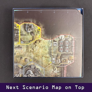 Peut inclure: Vue de dessus d'une carte de jeu avec un design d&eacute;taill&eacute; sur le th&egrave;me industriel. La carte pr&eacute;sente diverses structures, routes et terrains, avec des zones en surbrillance jaune et rouge. Le texte "Next Scenario Map on Top" est visible en bas.