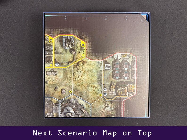 Peut inclure: Vue de dessus d'une carte de jeu avec un design d&eacute;taill&eacute; sur le th&egrave;me industriel. La carte pr&eacute;sente diverses structures, routes et terrains, avec des zones en surbrillance jaune et rouge. Le texte "Next Scenario Map on Top" est visible en bas.