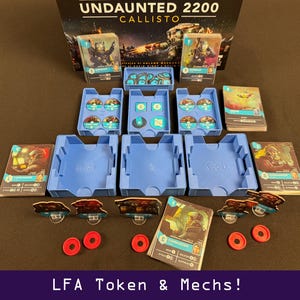 Peut inclure: Mise en place d'un jeu de soci&eacute;t&eacute; avec des plateaux bleus, des cartes de jeu et des jetons rouges et noirs. La bo&icirc;te de jeu, intitul&eacute;e "Undaunted 2200 Callisto", est visible en arri&egrave;re-plan. Le texte "LFA Token & Mechs!" est en bas.