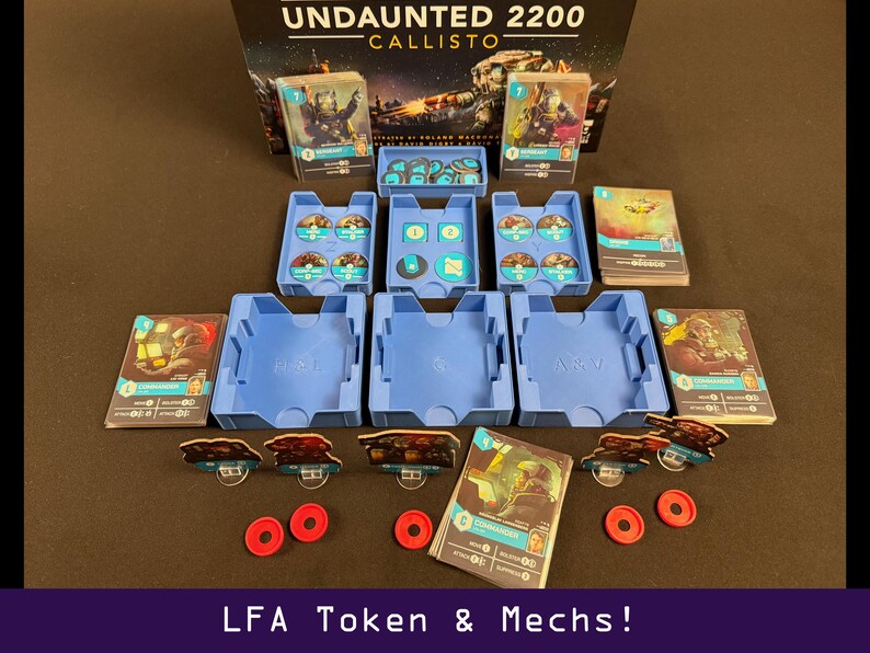 Peut inclure: Mise en place d'un jeu de soci&eacute;t&eacute; avec des plateaux bleus, des cartes de jeu et des jetons rouges et noirs. La bo&icirc;te de jeu, intitul&eacute;e "Undaunted 2200 Callisto", est visible en arri&egrave;re-plan. Le texte "LFA Token & Mechs!" est en bas.