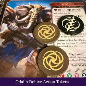 Puede incluir: Una escena de juego de mesa con fichas de acción y una carta de juego. Las fichas son marrones con un diseño de espiral dorado y una ficha negra con un diseño blanco. La carta del juego presenta una ilustración de un elefante y el texto "TUSKHAN The Lexion Protector". El texto "Odalin Deluxe Action Tokens" está en la parte inferior.