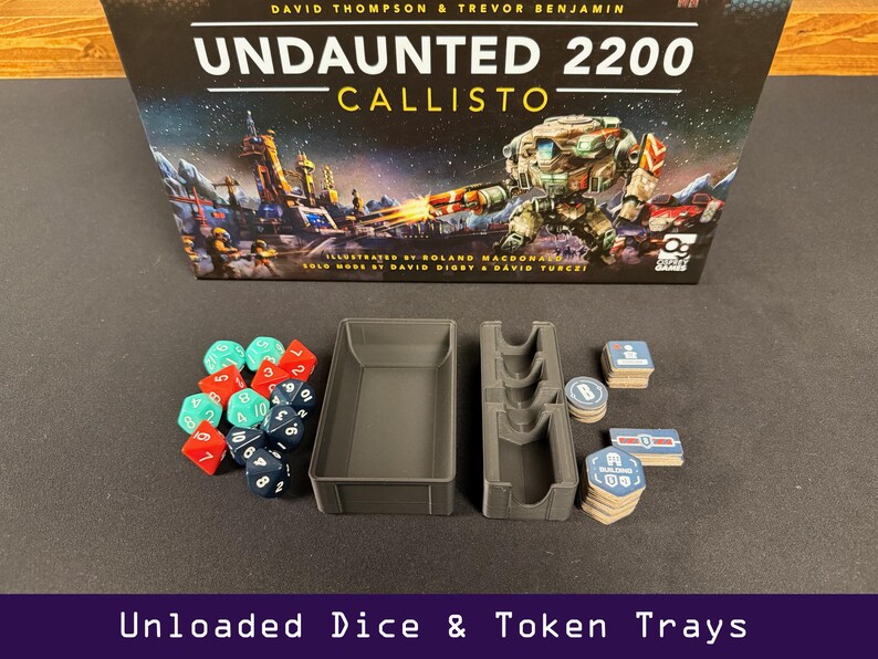 Peut inclure: Une bo&icirc;te de jeu de soci&eacute;t&eacute; intitul&eacute;e "Undaunted 2200 Callisto" avec une sc&egrave;ne de bataille spatiale. En dessous, des plateaux gris, des d&eacute;s rouges, turquoise et bleus, et des piles de jetons de jeu. Le texte "Unloaded Dice & Token Trays" est en bas.