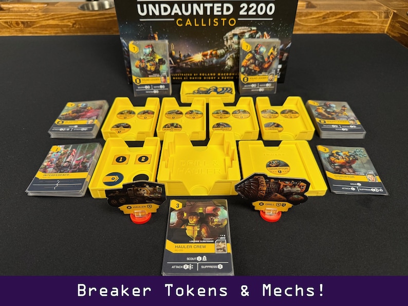 Peut inclure: Jeu de soci&eacute;t&eacute; "Undaunted 2200 Callisto" avec des jetons jaunes, des cartes et des figurines de m&eacute;chas. La bo&icirc;te de jeu est visible en arri&egrave;re-plan. Le texte "Breaker Tokens & Mechs!" est en bas.