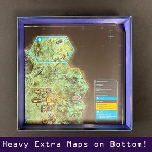 Peut inclure: Un plateau de jeu avec une carte d&eacute;taill&eacute;e, pr&eacute;sentant des zones hexagonales et diverses ic&ocirc;nes. Le plateau est contenu dans une bo&icirc;te &agrave; bord bleu. Le texte en bas indique "Heavy Extra Maps on Bottom!"