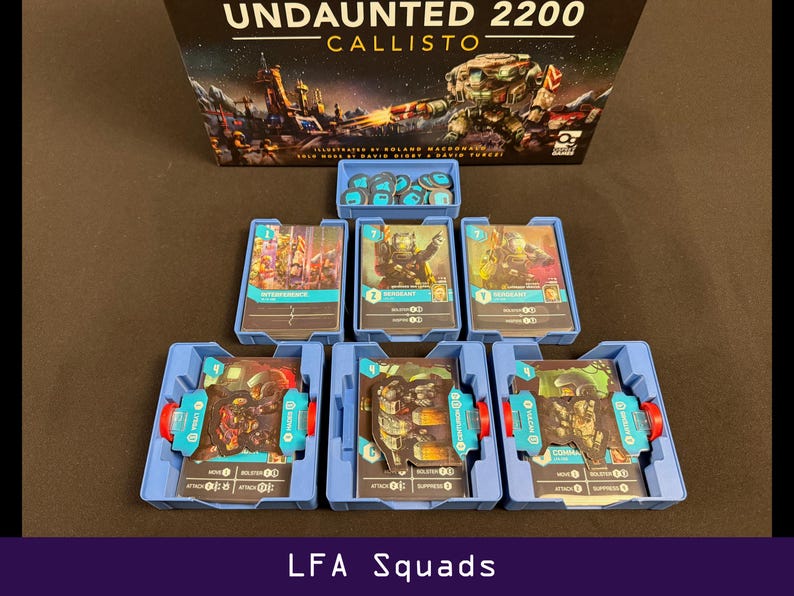 Peut inclure: Jeu de soci&eacute;t&eacute; "Undaunted 2200 Callisto" avec des &eacute;l&eacute;ments de jeu. L'image pr&eacute;sente des plateaux bleus contenant des cartes avec des illustrations de soldats et de v&eacute;hicules futuristes. Le texte "LFA Squads" est affich&eacute; en bas de l'image.