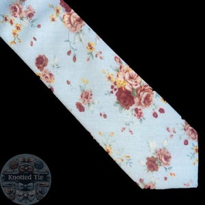 Artisan Dusty Blue & Red Floral Cotton Neckwear: Krawatte und Einstecktuch