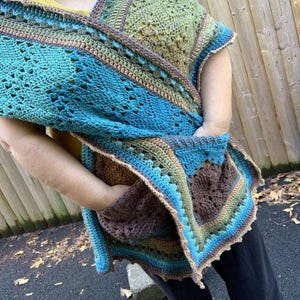 6-Day Pocket Shawl - Crochet Pattern by Betty McKnit
