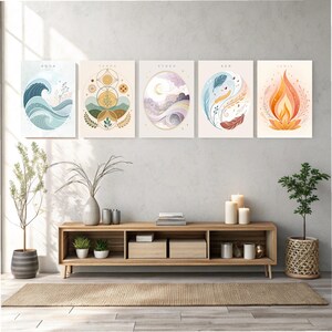 Può includere: Cinque stampe incorniciate con disegni astratti che rappresentano i quattro elementi: acqua, terra, aria e fuoco. Le stampe sono appese a una parete bianca sopra uno scaffale in legno con piante e candele.