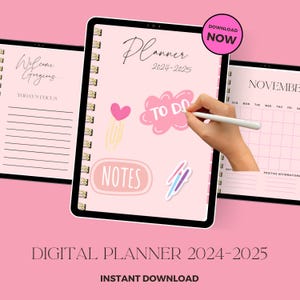 Puede incluir: Una aplicación de agenda digital en una tableta con fondo rosa. La aplicación tiene un esquema de color rosa y blanco con una lista de tareas, una sección de notas y un calendario. El texto "Planner 2024-2025" se muestra en la parte superior de la aplicación.