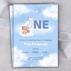 Aanpasbare 1e verjaardagsuitnodiging met beerthema blauwe luchtballon Digitale download voor babyfeestje uitnodiging Cloud & Stars Design Card