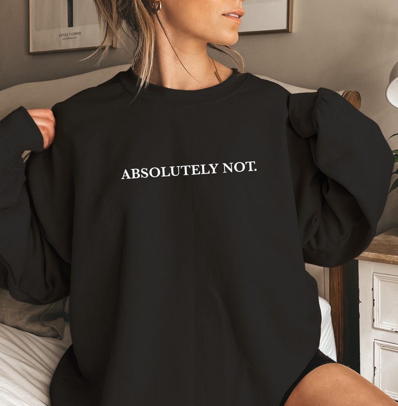 Puede incluir: Sudadera negra de gran tama&ntilde;o con el texto "ABSOLUTELY NOT." impreso en blanco en la parte delantera.