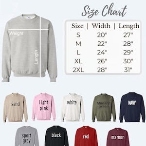 K&ouml;nnte beinhalten: Ein Unisex-Sweatshirt mit Gr&ouml;&szlig;entabelle. Die Tabelle zeigt die Gr&ouml;&szlig;en S-2XL mit Breiten von 50.8cm bis 71.1cm und L&auml;ngen von 68.6cm bis 78.7cm. Das Bild zeigt Sweatshirts in verschiedenen Farben, darunter Sand, Hellrosa, Wei&szlig;, Milit&auml;rgr&uuml;n, Marine, Sportgrau, Schwarz, Rot und Bordeaux.