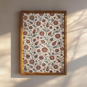 Puede incluir: Impresión enmarcada con un diseño floral de flores rojas, azules y amarillas sobre un fondo crema. El marco de madera tiene un acabado natural. La obra de arte tiene una estética vintage. Una pieza decorativa.