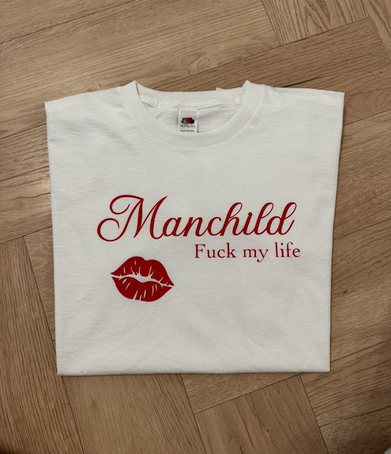 ミュージシャン sabrina carpenter manchild tee Manchild Photo T-Shirt - Sabrina Carpenter Official Store