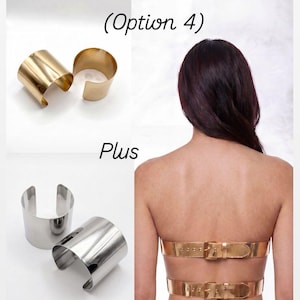 Op de afbeelding: Twee metalen manchetarmbanden in goud- of zilverkleur, gecombineerd met een goudkleurig korset-rugstuk met twee horizontale banden met gespsluitingen. De tekst luidt: Two bracelets (silver or gold) plus belt closure of matching color to corset (Option 4) Plus.