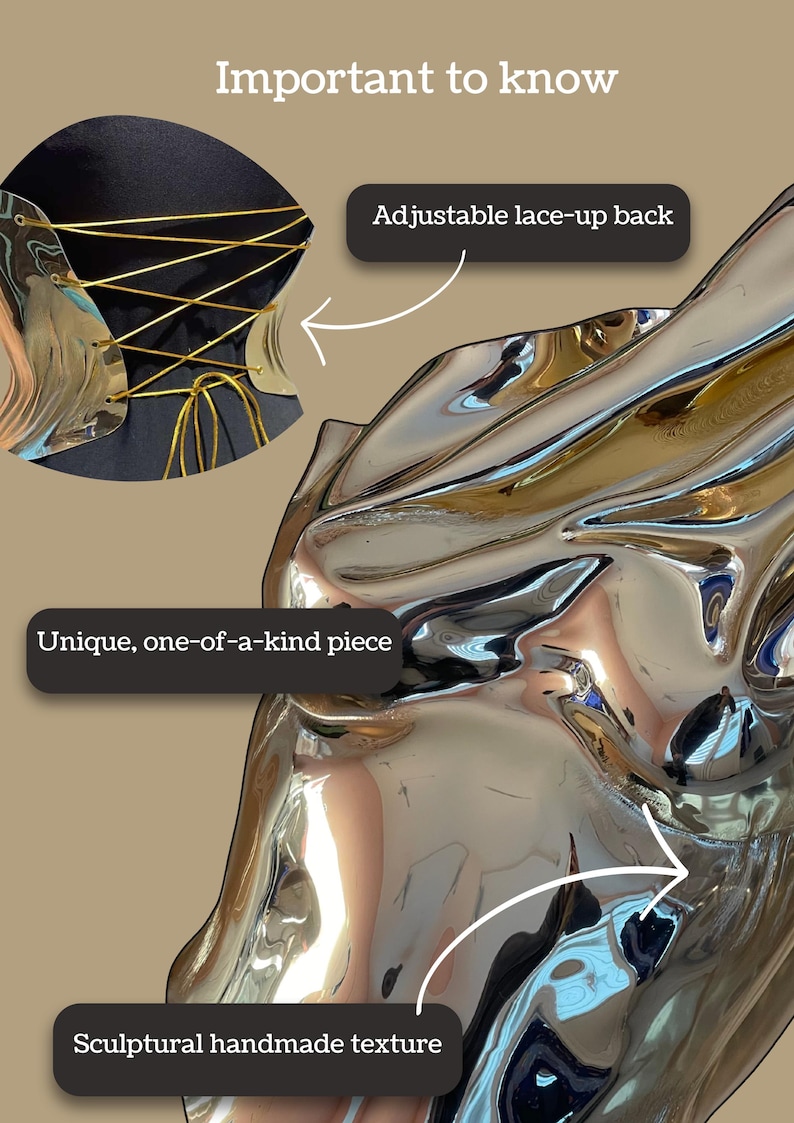Op de afbeelding: Een metallic zilveren sculpturaal kledingstuk met een reflecterende, vloeistofachtige textuur. Een inzetstuk toont een zwart stoffen gedeelte met een verstelbare vetersluiting aan de achterkant en goudkleurige koorden. Tekst: Important to know.