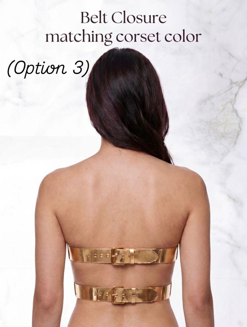 Op de afbeelding: Een metallic goudkleurig korset met twee horizontale riemsluitingen met bijpassende gouden gespen. De tekst "Belt Closure matching corset color (Option 3)" staat in het zwart boven het kledingstuk gedrukt. Het ontwerp bestaat uit twee banden.