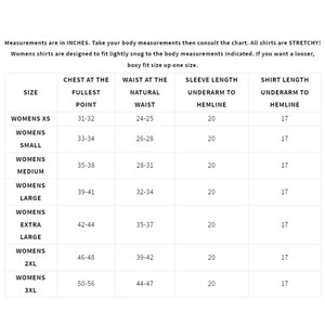 Puede incluir: Una tabla de tallas para camisas en blanco y negro con el texto: Measurements are in INCHES. Take your body measurements then consult the chart. All shirts are STRETCHY! Tallas de XS a 3XL con columnas para pecho, cintura, manga y longitud.