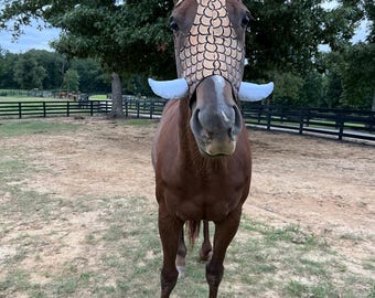 Máscara de disfraz de colmillo de jabalí verrugoso con escamas de dragón doradas para caballos