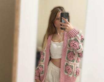 Handgemachte häkeln Strickjacke, große rosa Rosen Strickjacke, Chunky Cropped, Geschenk für Sie