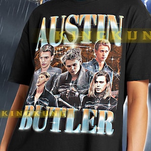 Può includere: T-shirt unisex nera con una stampa grafica di Austin Butler in stile vintage. Il testo "Austin Butler" è stampato in argento e blu con un effetto fulmine.