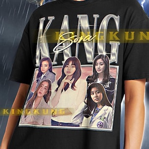 Könnte beinhalten: Schwarzes Unisex-T-Shirt mit einem grafischen Druck einer Gruppe von Frauen. Der Text "KANG Sora KUNG" ist auf dem Shirt aufgedruckt.
