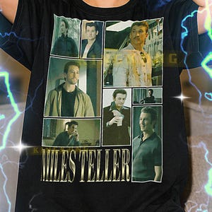 Może przedstawiać: Czarny t-shirt z kolażem zdjęć Milesa Tellera. Koszulka ma napis "MILES TELLER" wydrukowany złotymi literami. Tekst na dole koszulki mówi, że modelka nosi koszulkę w rozmiarze XL.