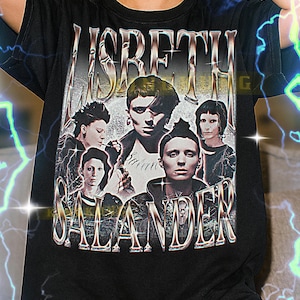 Può includere: T-shirt nero con un design grafico con la scritta "LISBETH SALANDER" in un carattere metallico. Il design include immagini di diverse persone. La maglietta è uno stile unisex.