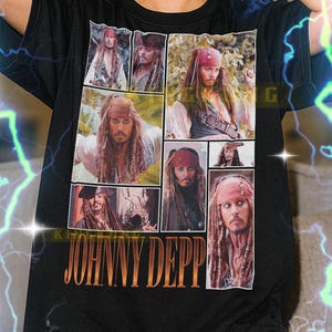 Könnte beinhalten: Schwarzes T-Shirt mit einer Collage von Johnny Depp-Bildern. Der Schriftzug "JOHNNY DEPP" ist goldfarben aufgedruckt. Das Model trägt ein XL-Shirt. Dieses Unisex-Shirt fällt normal aus. Für einen Oversized-Look, wählen Sie eine größere Größe.
