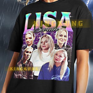 Puede incluir: Camiseta unisex negra con un estampado gráfico de cinco rostros de mujeres. El texto "LISA Swain" está impreso en colores arcoíris en la camiseta.