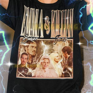 Könnte beinhalten: Schwarzes Unisex-T-Shirt mit einem Grafikdesign im Vintage-Stil. Das Design zeigt den Text "EMMA & KILLIAN" über einer Fotocollage. Die Collage enthält Bilder von mehreren Personen. Das Shirt hat auch den Text "Swan Jones".