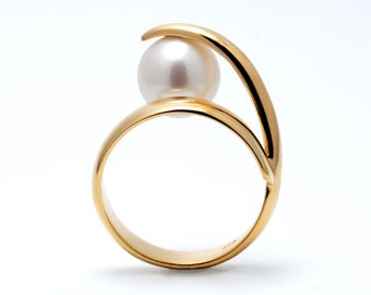 TWIST 14k Gold Pearl Ring,  Gold Pearl Engagement Ring,  Unique Pearl Ring, Modern Geometric Pearl Ring, Minimalist Gold Ring, Round Pearl