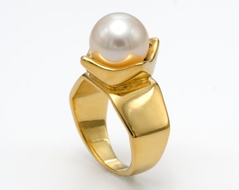 THE QUEEN White Pearl Ring, Gold Pearl Engagement Ring, 14k Gold Pearl Ring, Large Pearl Statement Ring, Unique Engagement Ring, Alternative