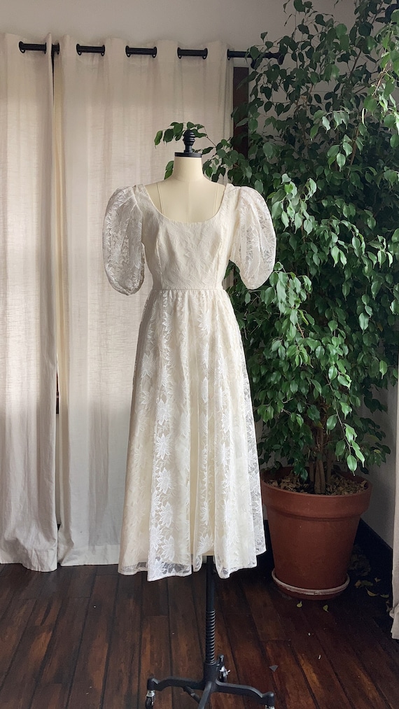 1980’s Lace Puffy Sleeved Dress