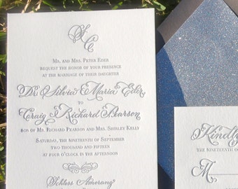 Puede incluir: Una invitación de boda blanca con texto en caligrafía negra. La invitación dice "Mr. and Mrs. Peter Eads request the honour of your presence at the wedding of their daughter Dr. Althea E. Morris to Corey Richard Barson". La invitación también incluye la fecha, la hora y el lugar de la boda. Una tarjeta blanca más pequeña con texto en caligrafía negra dice "Kindly respond by the sixteenth of June, two thousand and fifteen".
