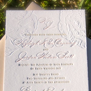Blush and Hellbraune Hochzeitseinladung mit Blinddeboss-Pfingstrosen Einlage