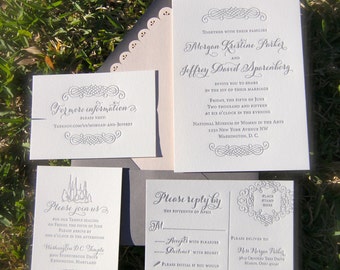 Puede incluir: Conjunto de invitaciones de boda en papel gris y blanco. La invitación presenta un diseño gris y blanco adornado con el texto "Morgan Kristine Parker y Jeffrey David Sparenborg". La tarjeta RSVP presenta un diseño gris y blanco adornado con el texto "Responda antes del quince de abril".