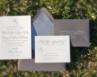 Puede incluir: Una invitación de boda blanca con texto en caligrafía negra. La invitación dice "Mr. and Mrs. Peter Eads request the honour of your presence at the wedding of their daughter Dr. Althea E. Morris to Corey Richard Barson". La invitación también incluye la fecha, la hora y el lugar de la boda. Una tarjeta blanca más pequeña con texto en caligrafía negra dice "Kindly respond by the sixteenth of June, two thousand and fifteen".