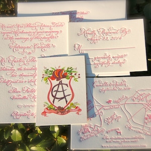 Framboosroze huwelijksuitnodiging, boekdruk huwelijksuitnodigingen, handkalligrafie huwelijksuitnodiging met aangepaste kaart, Berry Wedding