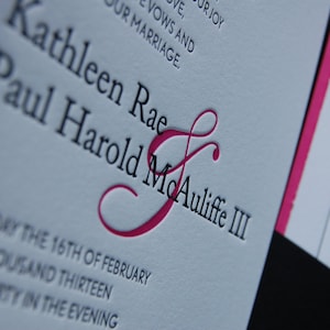 Invitaciones de boda con tipografía en frambuesa DEPÓSITO