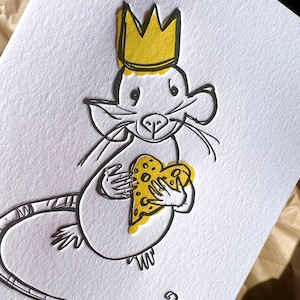 Une petite carte de Saint-Valentin au fromage, carte d'anniversaire typographique, carte Je t'aime avec souris dessinée à la main et coeur de fromage