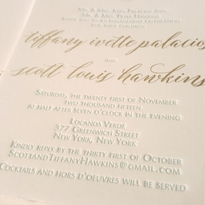 Invitaciones para fiestas de compromiso con impresión tipográfica y láminas doradas, invitaciones para bodas en dorado y turquesa