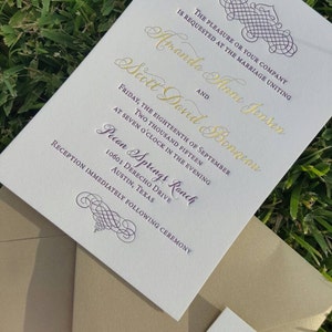 Invitaciones de boda impresas en tipografía ciruela/lámina dorada DEPÓSITO