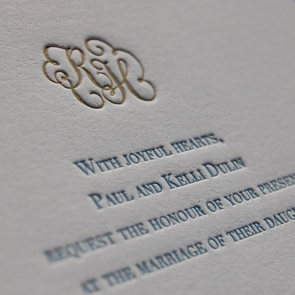 Hochzeitseinladung im Letterpress-Design mit handgemalten Kalligraphie-Namen und Monogramm DEPOSIT