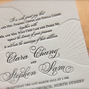 Inviti per matrimonio in stile nautico con stampa tipografica color acqua e sabbia (abbronzatura), invito con stampa a rilievo cieco, invito per matrimonio con conchiglia di mare e vongole di destinazione DEPOSITO