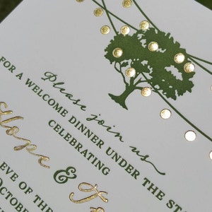 Invitaciones de boda impresas en letra impresa con papel dorado verde, invitación de boda rústica con árbol de roble y luces de cadena, invitación a la cena de ensayo DEPÓSITO