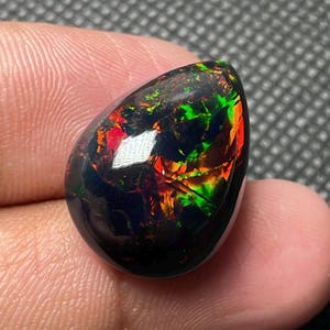 Natürlicher äthiopischer Schwarzopal Big Size Cabochon, Birnenform, Oktober Geburtsstein 15.65 Cts.