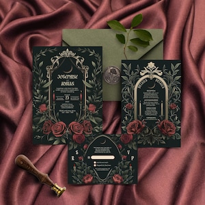 Puede incluir: Un conjunto de invitaciones de boda verde oscuro con rosas rojas y detalles dorados. El conjunto incluye una invitación, una tarjeta de detalles, una tarjeta RSVP y un sobre verde. También hay un sello de cera y un sello de madera.