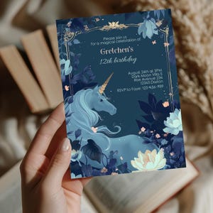 Pu&ograve; includere: Un invito blu e oro con un'illustrazione di unicorno. L'invito &egrave; per il 12&deg; compleanno di Gretchen. La festa si terr&agrave; il 26 agosto alle 15:00 presso Dark Moon Villa 5, Rise Avenue 234, 12345 Darton. RSVP a Faye al 123-456-789.
